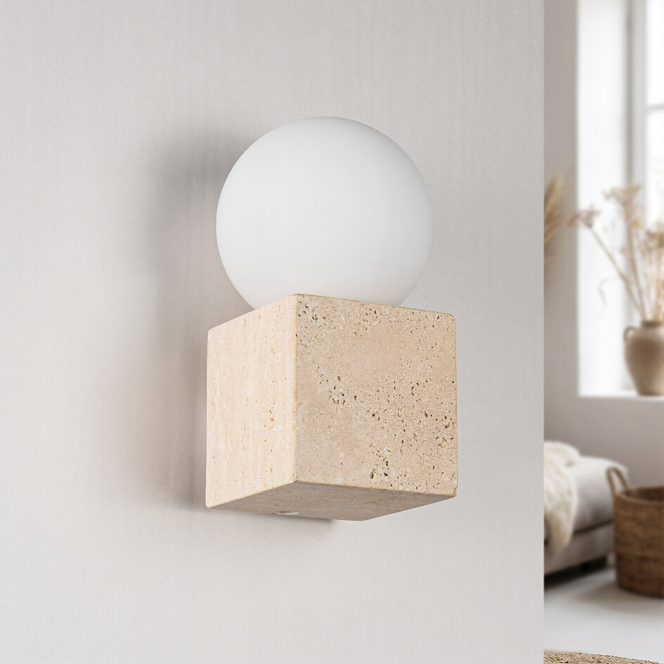 Vägglampa Marno - kvadratisk travertin (natursten) och mjölkvitt glas