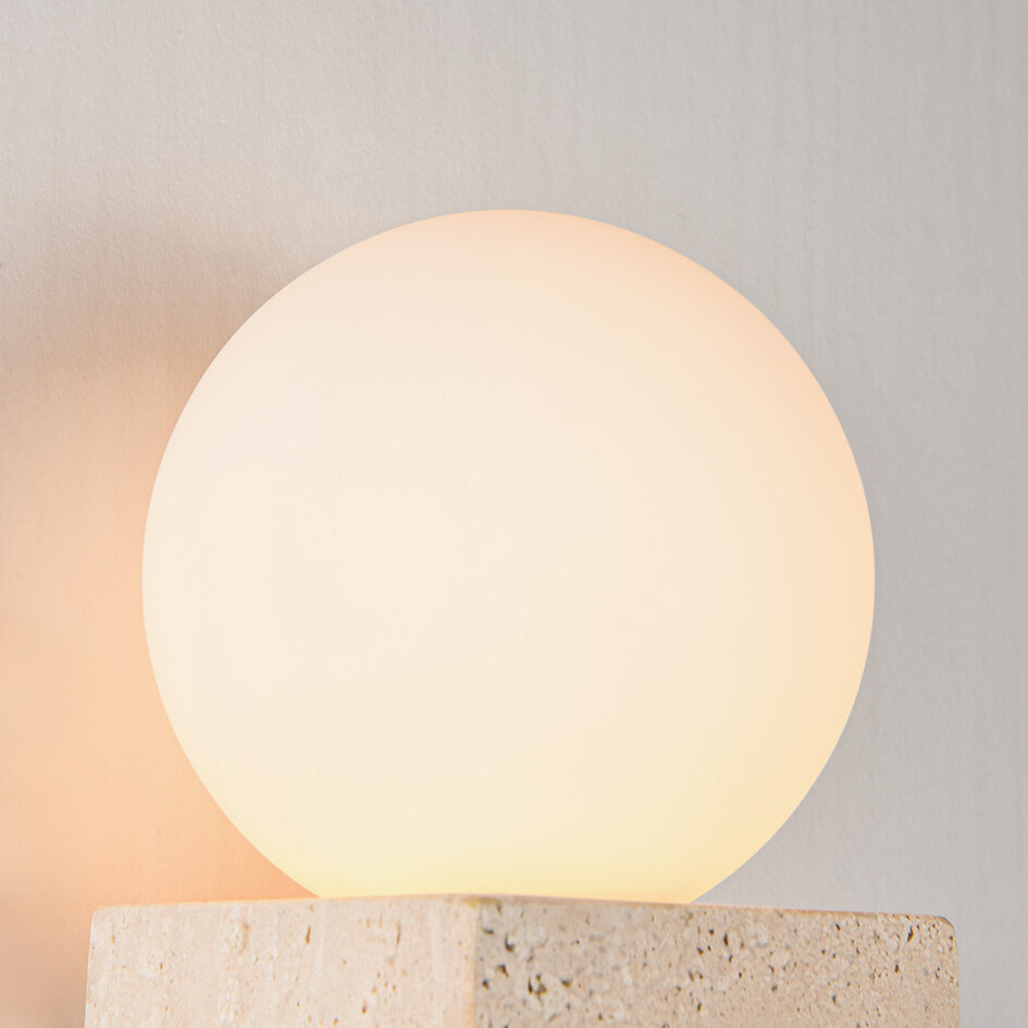 Vägglampa Marno - kvadratisk travertin (natursten) och mjölkvitt glas