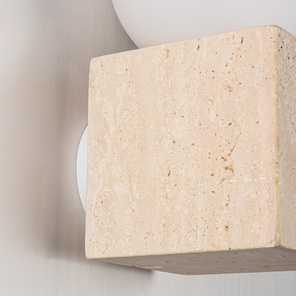 Vägglampa Marno - kvadratisk travertin (natursten) och mjölkvitt glas