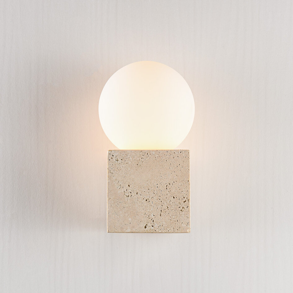 Vägglampa Marno - kvadratisk travertin (natursten) och mjölkvitt glas