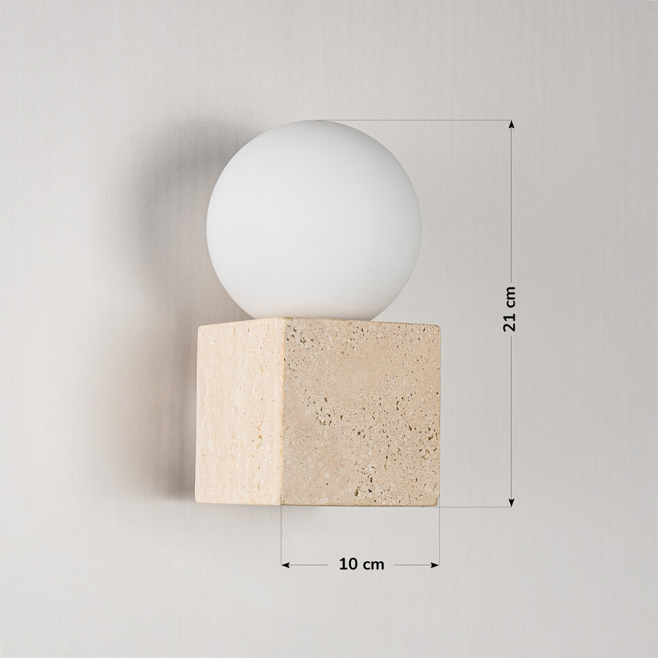 Vägglampa Marno - kvadratisk travertin (natursten) och mjölkvitt glas