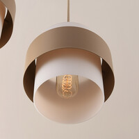Pendellampa Kodi med tre lampor - beige med mjölkvita glasskärmar