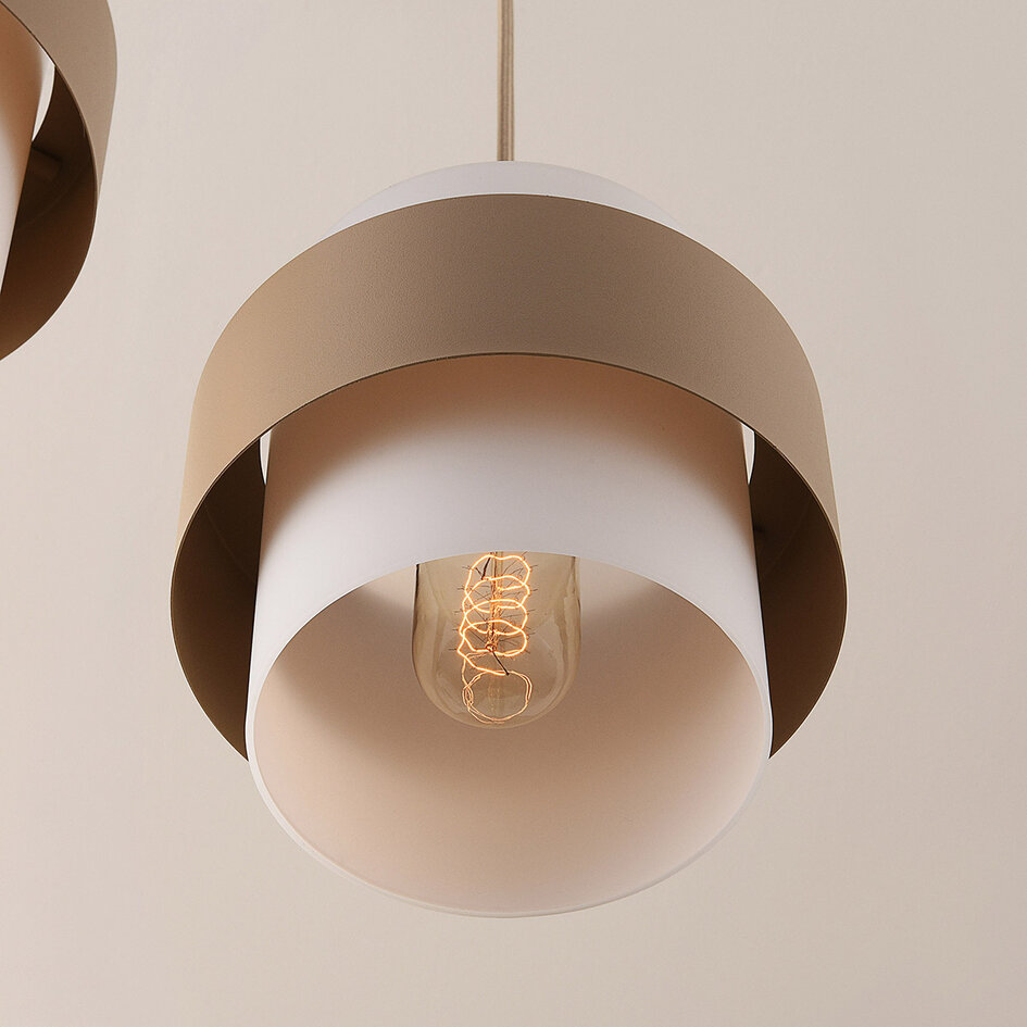 Pendellampa Kodi med tre lampor - beige med mjölkvita glasskärmar