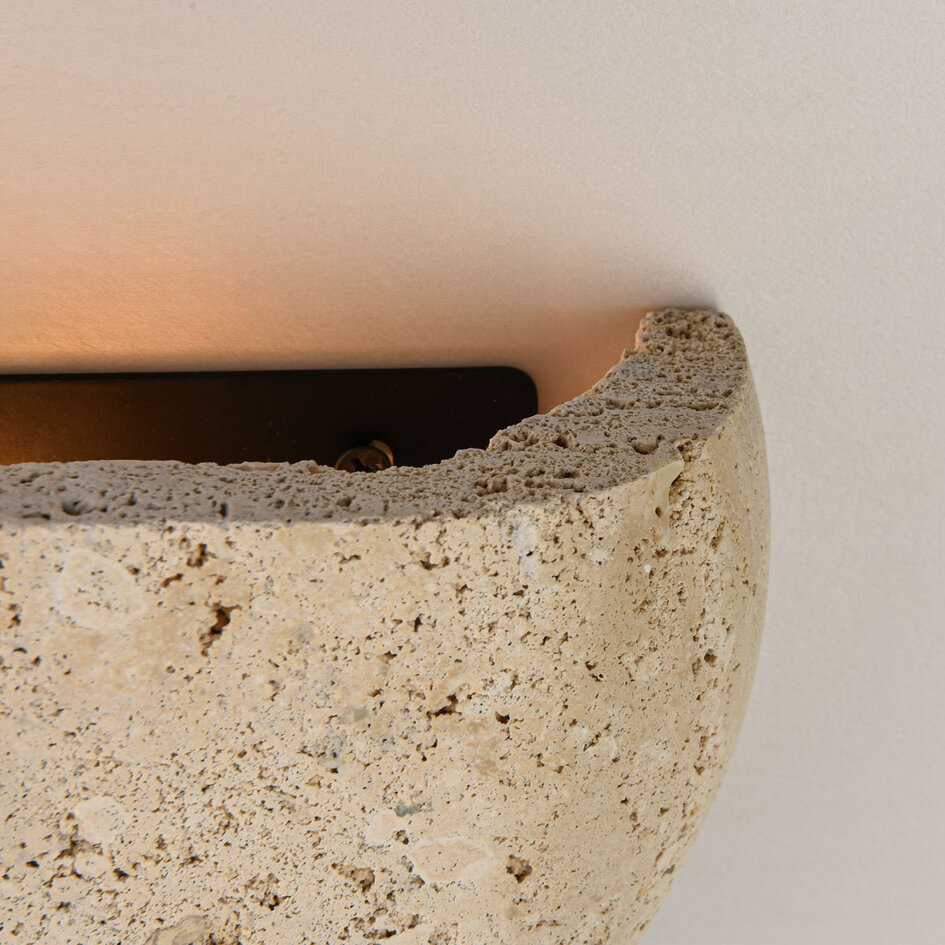 Vägglampa Teros - halvrund travertin (natursten)