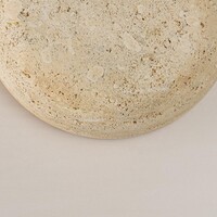 Vägglampa Teros - halvrund travertin (natursten)