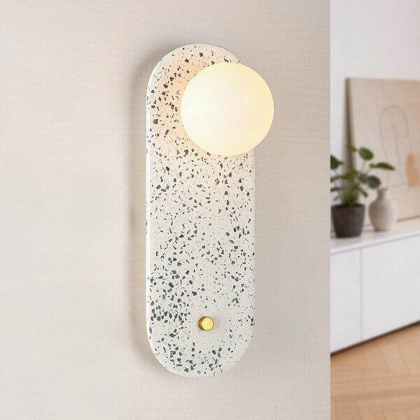 Vägglampa Velo av cement och mjölkvitt glas i terrazzoutseende
