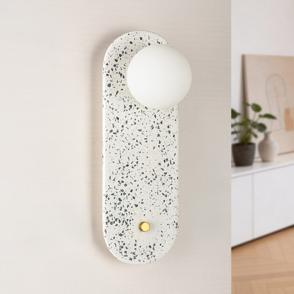 Vägglampa Velo av cement och mjölkvitt glas i terrazzolook