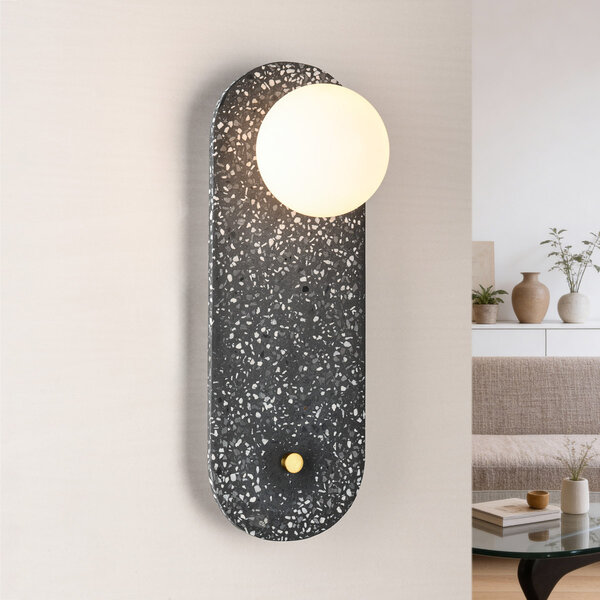 Vägglampa Vero i cement och mjölkvitt glas med mörkgrå terrazzoutseende