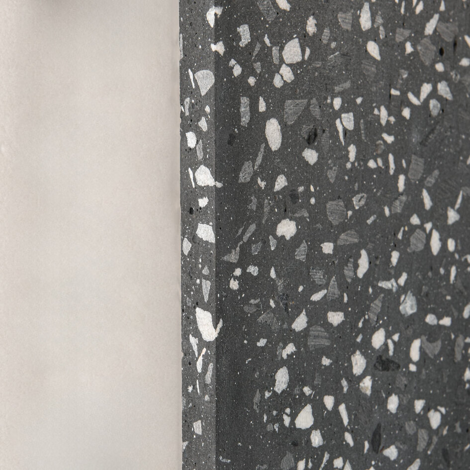Vägglampa Vero av cement och mjölkvitt glas med mörkgrå terrazzolook