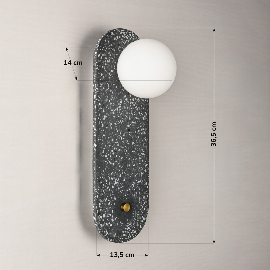 Vägglampa Vero av cement och mjölkvitt glas med mörkgrå terrazzolook