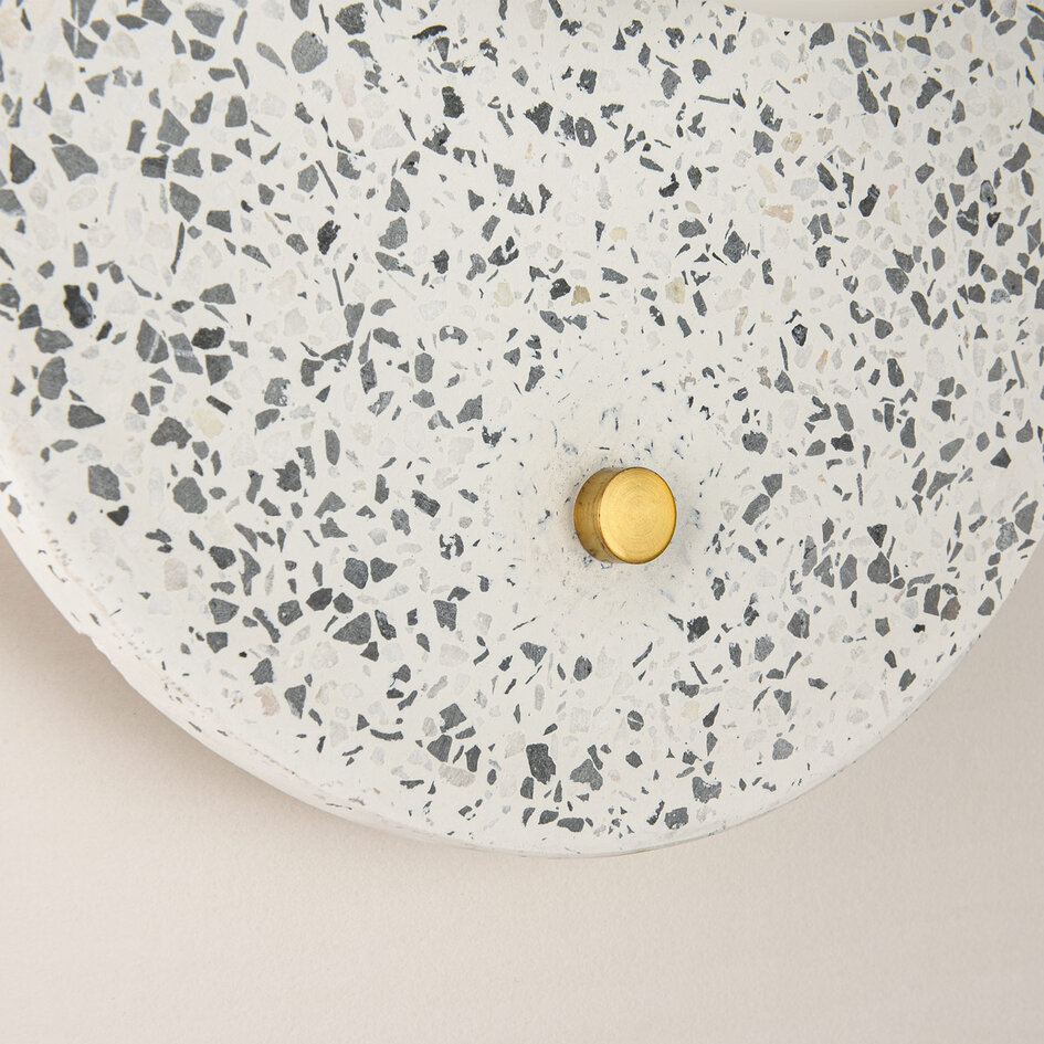 Rund vägglampa Velo av cement och mjölkvitt glas i terrazzolook