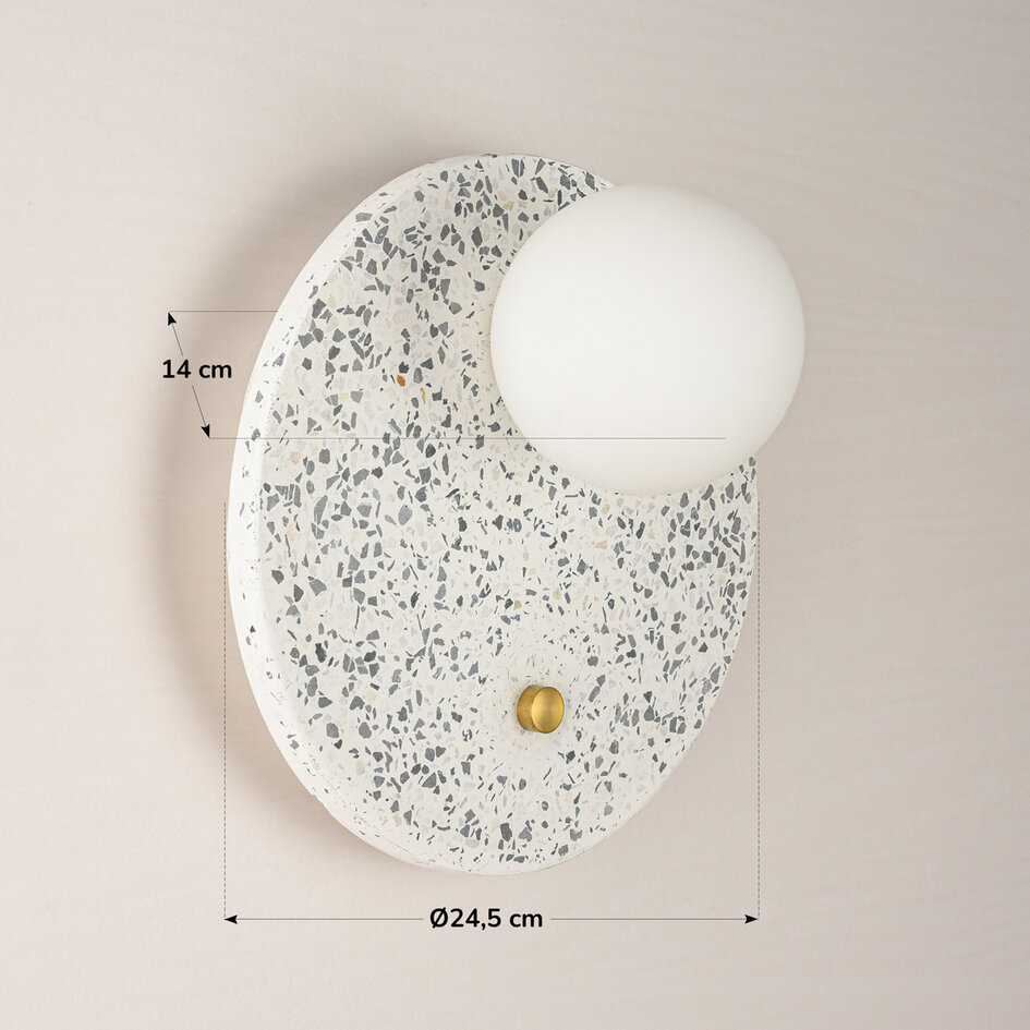 Rund vägglampa Velo av cement och mjölkvitt glas i terrazzolook
