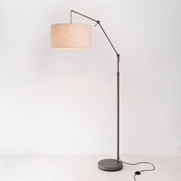 Golvlampa Narae med ställbar arm och linneskärm - taupe