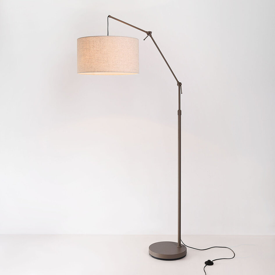 Golvlampa Narae med ställbar arm och linneskärm - taupe