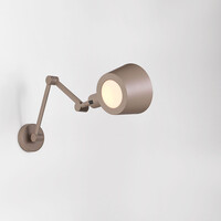 Vägglampa Mellow i taupe med justerbar arm och dubbelsidigt ljus
