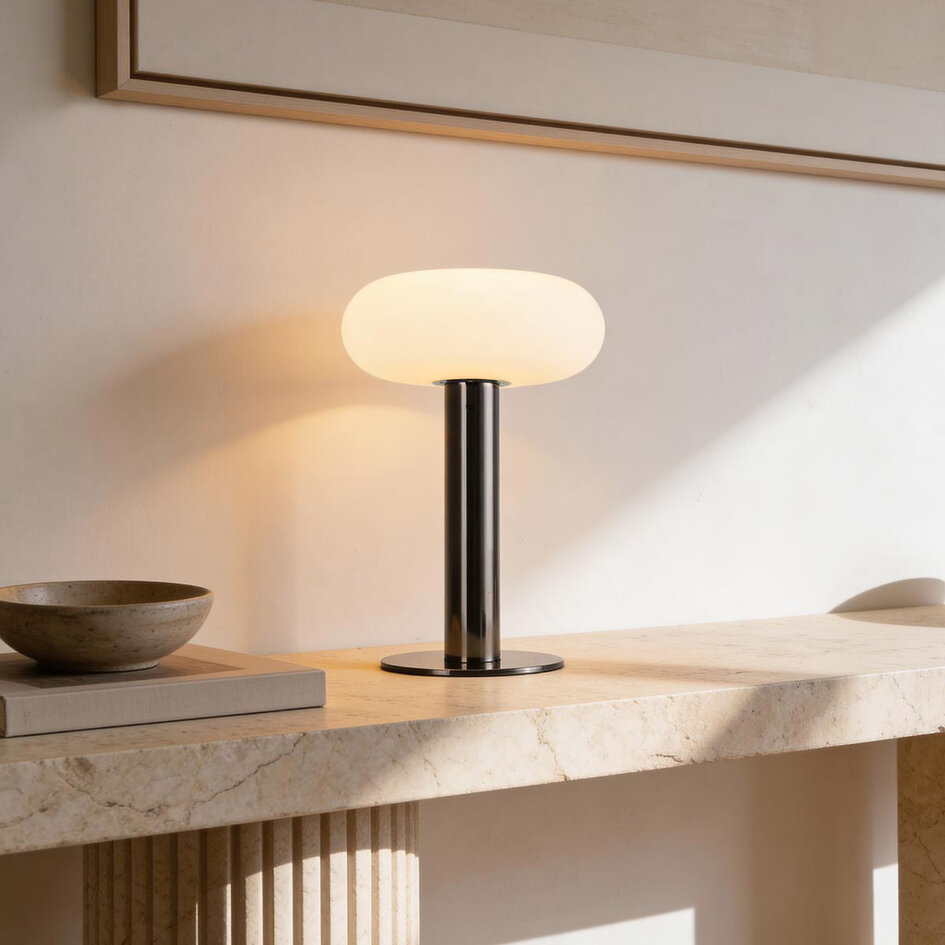 Bordslampa Zarya uppladdningsbar med laddstation, integrerad LED och mjölkvitt glas