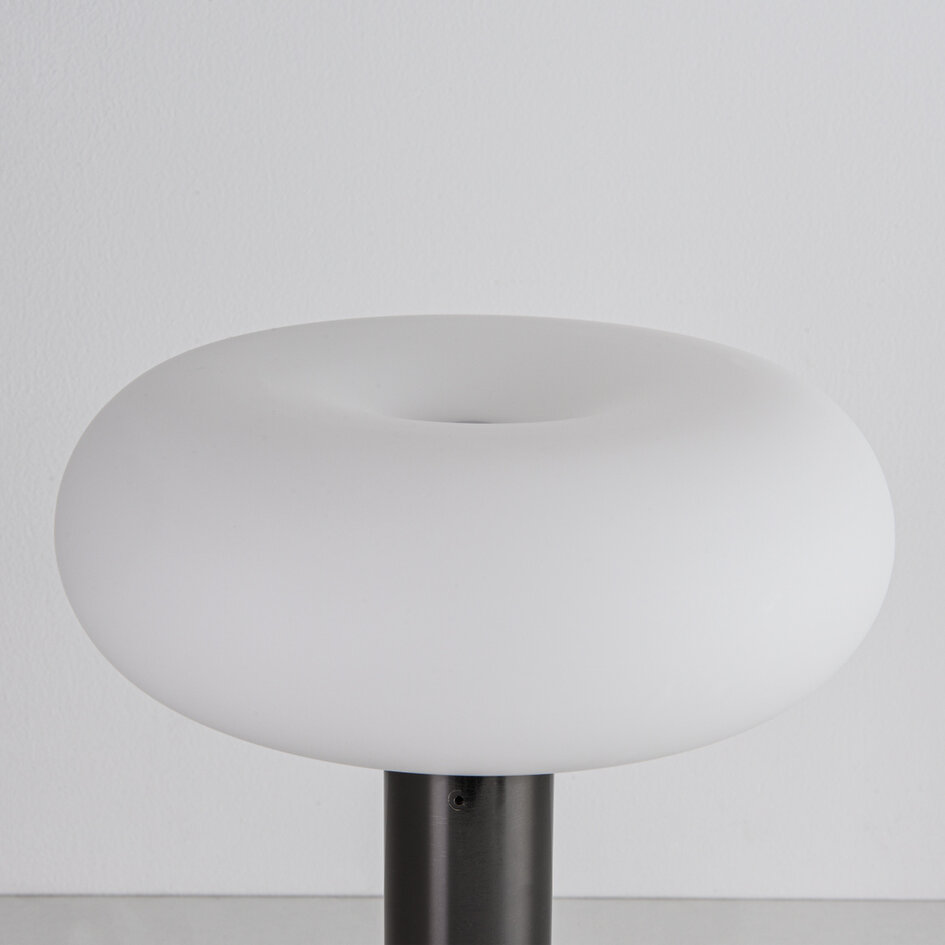 Bordslampa Zarya uppladdningsbar med laddstation, integrerad LED och mjölkvitt glas