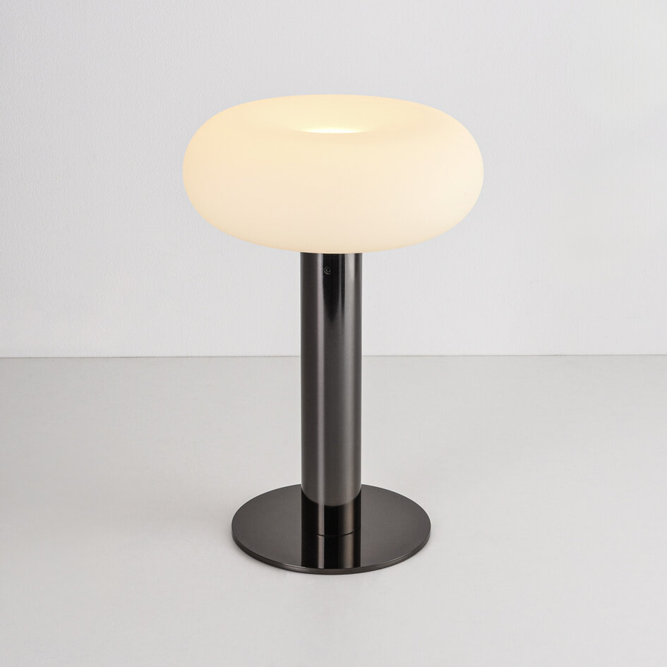 Bordslampa Zarya uppladdningsbar med laddstation, integrerad LED och mjölkvitt glas