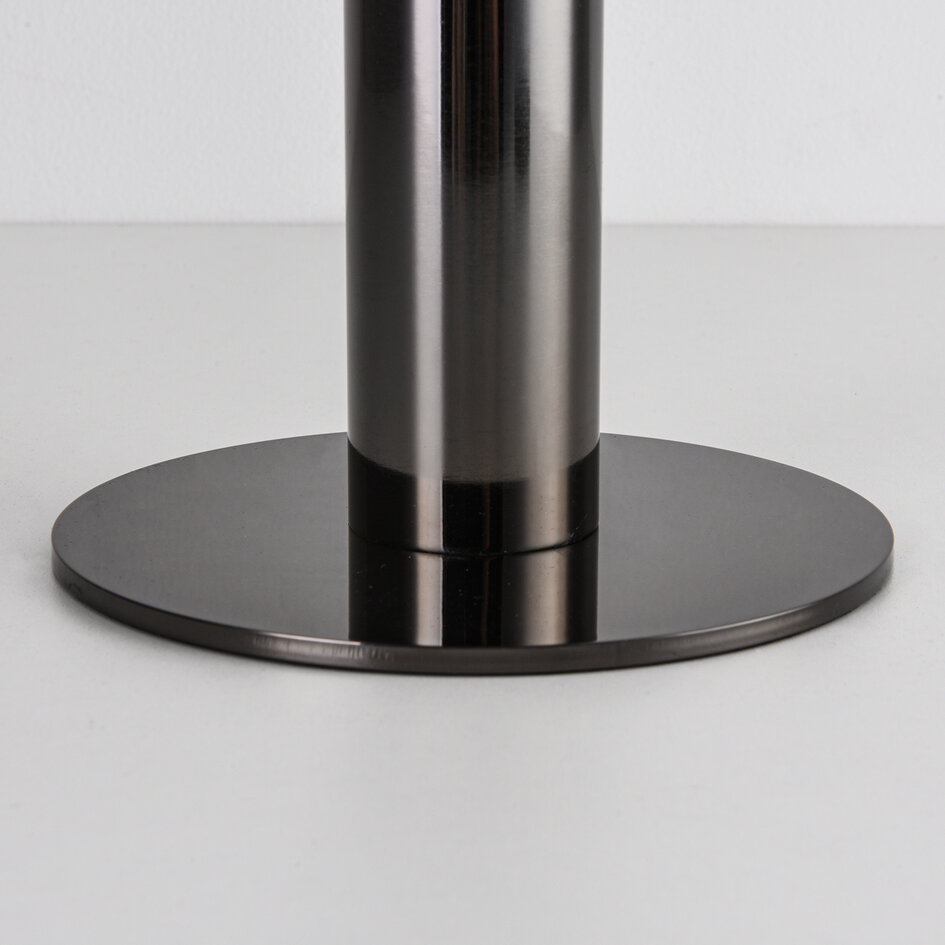 Bordslampa Zarya uppladdningsbar med laddstation, integrerad LED och mjölkvitt glas
