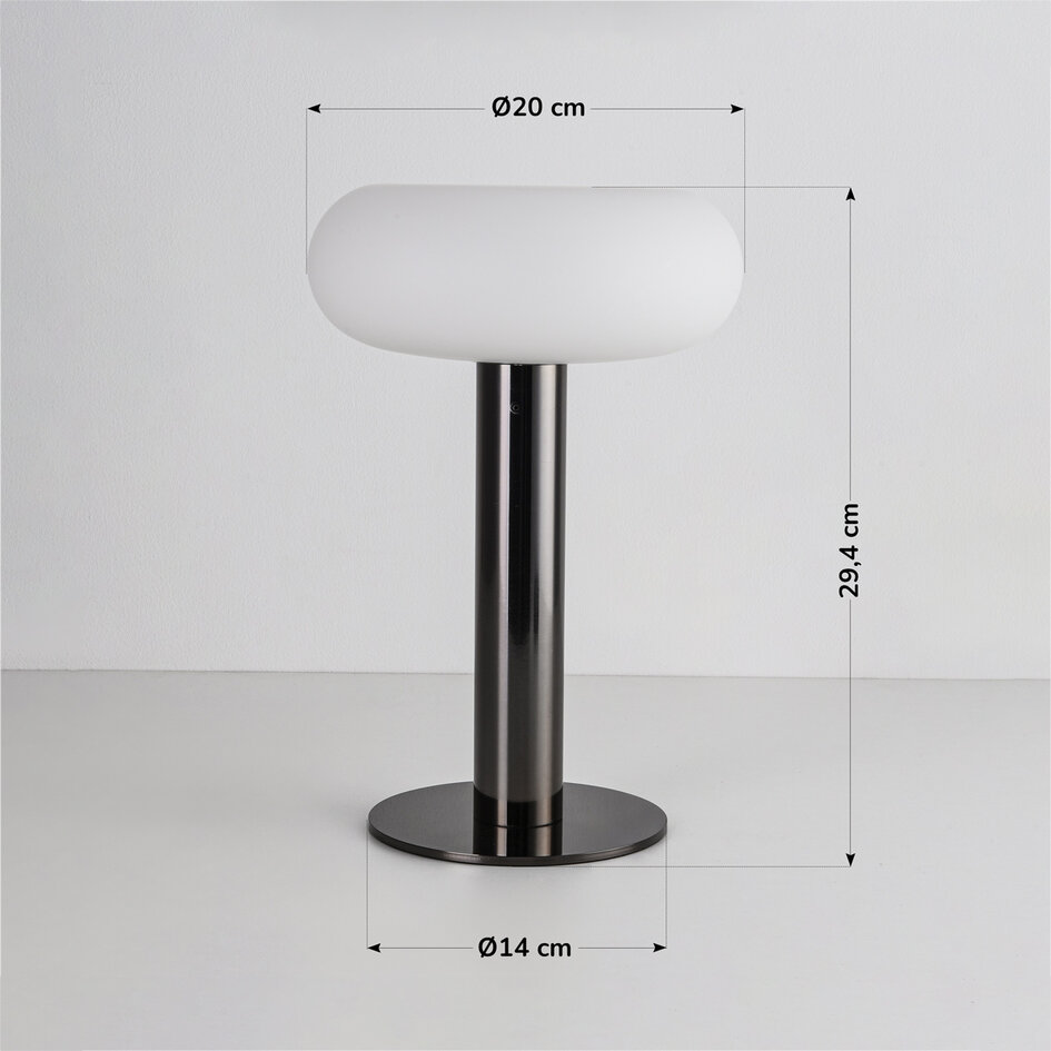 Bordslampa Zarya uppladdningsbar med laddstation, integrerad LED och mjölkvitt glas