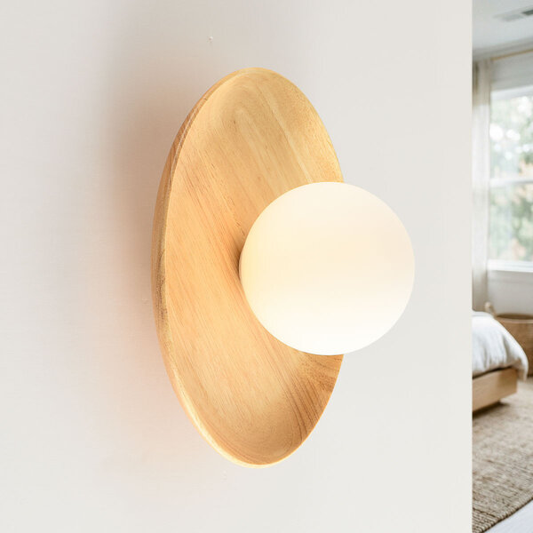 Vägglampa Ruva i ljust trä och mjölkvitt glas