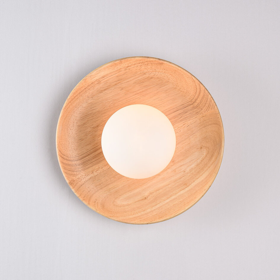 Vägglampa Ruva - ljust trä med mjölkvitt glas