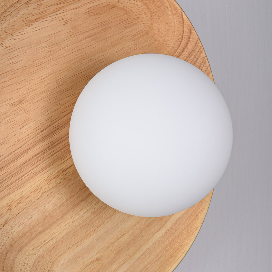 Vägglampa Ruva - ljust trä med mjölkvitt glas