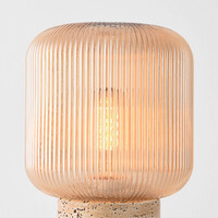 Bordslampa Aurex med räfflat amberfärgat glas och travertinlook