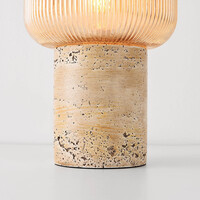 Bordslampa Aurex med räfflat amberfärgat glas och travertinlook