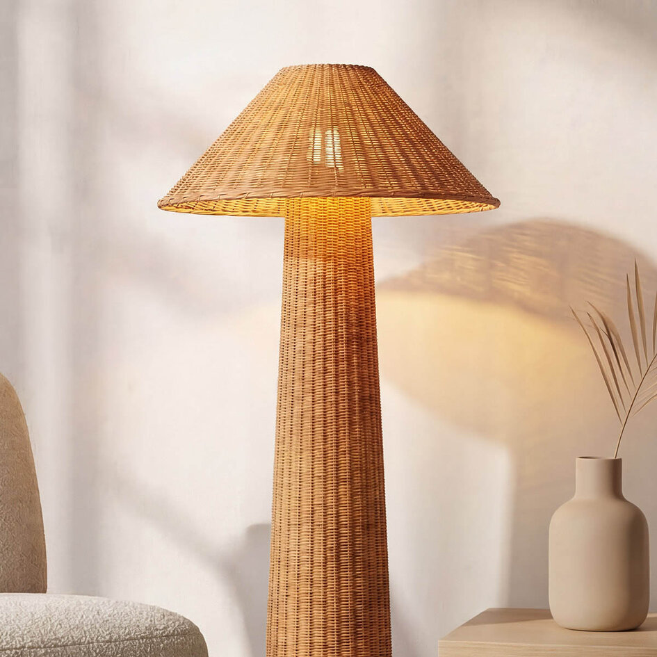 Golvlampa Vasari i bohostil av handflätad rotting