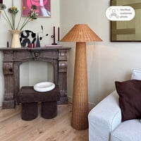 Golvlampa Vasari i bohostil av handflätad rotting
