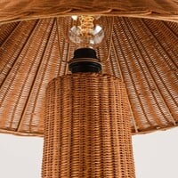 Golvlampa Vasari i bohostil av handflätad rotting