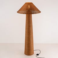 Golvlampa Vasari i bohostil av handflätad rotting
