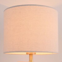 Bordslampa Marisol - keramikfot med travertineffekt och tygskärm