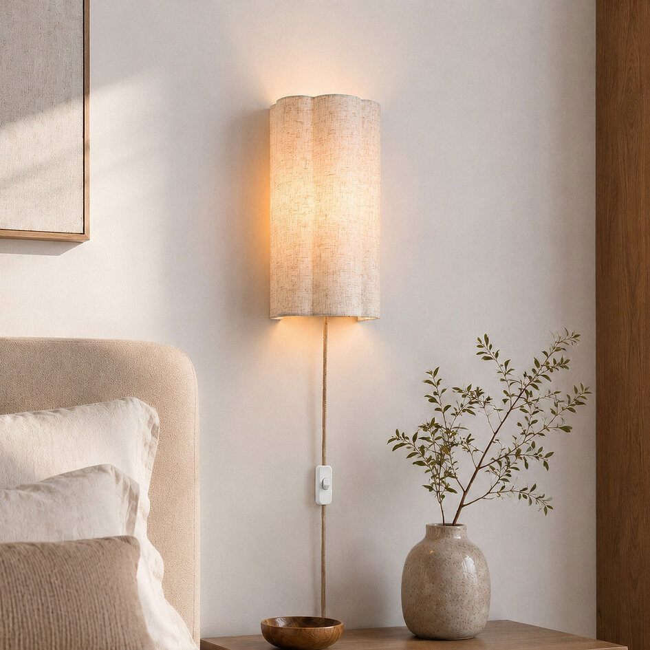 Vägglampa Vlora med linneskärm i benvitt
