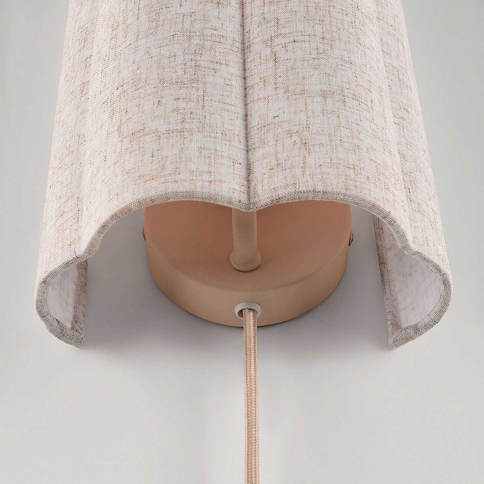 Vägglampa Vlora med linneskärm i benvitt