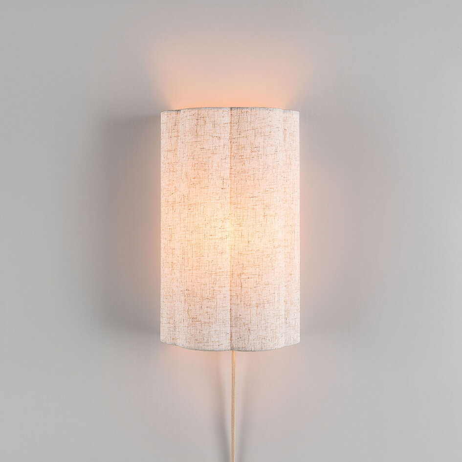Vägglampa Vlora med linneskärm i benvitt