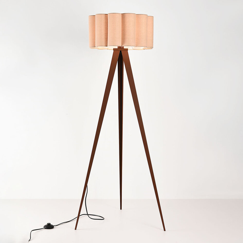 Golvlampa Florien med plisserad linneskärm och trebent stativ i metall, brun
