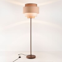 Golvlampa Zhuo med skiktad linneskärm i brunt