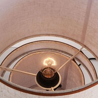 Bordslampa Britany i linne med skiktad skärm