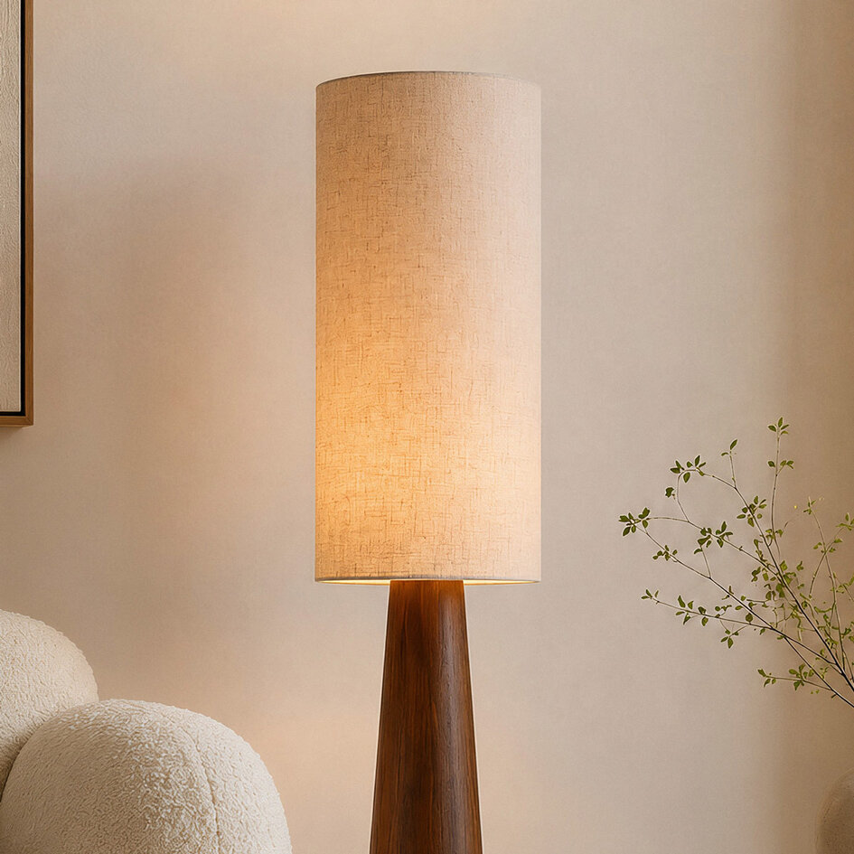 Golvlampa Liera med linneskärm och träfot