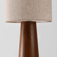 Golvlampa Liera med linneskärm och träfot