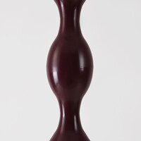 Designad golvlampa Mura i burgundy (mörkrött) och metall