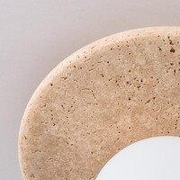 Taklampa Cenno - travertinutseende med mjölkvitt glas