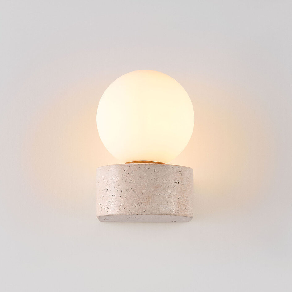 Vägglampa Alessa - travertin (natursten) med glaskula