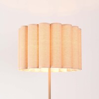 Beige golvlampa Cely med veckad linneskärm