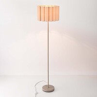 Beige golvlampa Cely med veckad linneskärm