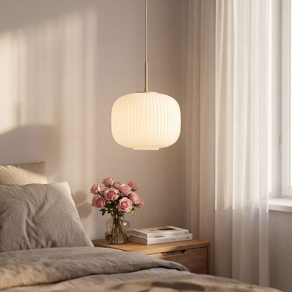 Taklampa Isolde beige med räfflat mjölkvitt glas