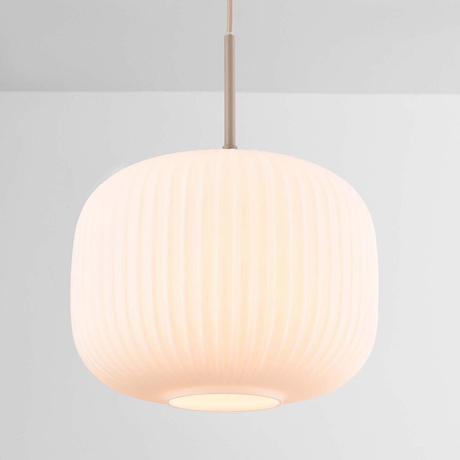 Pendellampa Isolde - beige med räfflat mjölkvitt glas