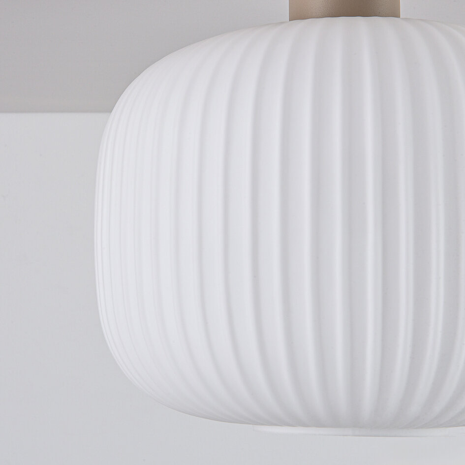 Taklampa Ilyana i räfflat mjölkvitt glas i beige